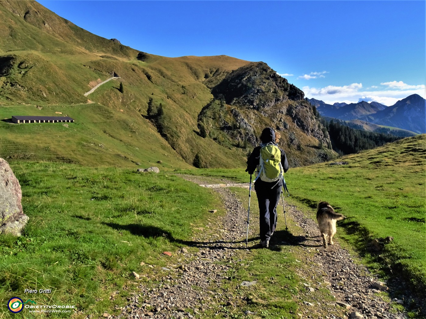 13 Scolliniamo abbassandoci poi su stradetta verso la Casera Foppa (1750 m).JPG